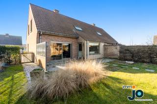 Cette agréable maison jumelée avec cuisine moderne et jardin ensoleillé est située dans le quartier calme et rural de Houthulst, dans un jeune lotissement et un cul-de-sac. La propriété est équipée de panneaux solaires et d'une batterie domestique et dispose de 3 chambres spacieuses.<br />Ce développement semi-détaché a encore beaucoup d'atouts avec sa cuisine mise à jour et ses finitions modernes.<br /><br />Voir la visite vidéo sur la chaîne instagram : immo_jo_sold_by_jo<br />Demandez votre devis gratuit à www.jo.immo<br /><br />Le séjour est en L et baigné de lumière grâce aux nombreuses fenêtres.<br />Vous avez un accès direct au jardin et l'espace de vie est bien relié à la cuisine de style campagnard récemment rénovée. Cette dernière est entièrement équipée et dispose d'un îlot de cuisson élégant, parfait pour des repas agréables.<br /><br />À l'étage se trouvent trois chambres spacieuses, chacune pouvant accueillir un lit double et une grande armoire. La salle de bains est agréablement spacieuse et dispose d'une baignoire avec fonction douche.<br /><br />Grâce aux panneaux solaires, cette maison est non seulement économe en énergie, mais aussi parfaitement prête pour l'avenir. À l'extérieur, vous profiterez d'un jardin nécessitant peu d'entretien, idéal pour se détendre en toute tranquillité. Avec plusieurs terrasses, cet espace extérieur offre de nombreuses possibilités de socialisation, que vous aimiez prendre un bain de soleil ou dîner en plein air.<br /><br />Vous recherchez une maison économe en énergie avec 3 chambres, une cuisine moderne et un jardin ensoleillé dans un lotissement calme ?<br />