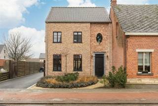 Te koop: Prachtige woning in Pulle!Deze halfopen bebouwing is gelegen op een uiterst centrale locatie en combineert comfort, stijl en bereikbaarheid.Kenmerken:Gezellige woning met kwalitatieve afwerkingCharmante keuken volledig uitgerust met kwalitatieve toestellen3 slaapkamers waarvan 1 met dressing, 1 badkamer met stijlvolle afwerking en 2 toilettenZonnepanelen, laadpaal, vloerverwarming op gelijkvloers/badkamer en airco's op verdieping voor optimaal comfortMultifunctioneel bijgebouw met uitstraling!Oppervlakte: 646 m²Bewoonbare oppervlakte: 186 m²Locatie: Boudewijnlaan 144, 2243 PulleEen droomplek om te wonen!BIJZONDERHEDEN: Elektriciteit conform - Perceelscore A &amp; Gebouwscore A - Oppervlaktematen zijn indicatief volgens epc.Mis deze kans niet!Contacteer ons vandaag nog en ontvang als eerste informatie over deze prachtige woning.