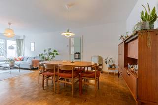 Charmant 2-slaapkamerappartement op toplocatie in hartje Gent<br /><br />Epc-label: C <br />Mobiscore: 9,5/10<br /><br />Dit charmante appartement bevindt zich in het hartje van Gent tussen de coupure en de Korenmarkt in een rustige straat. Het appartement geniet van alle voordelen van wonen in de stad gecombineerd met een rustig woongenot. In de buurt is er een ruim aanbod aan winkels, horeca en openbaar vervoer. U staat op een kleine 10 minuten wandelen op de Korenmarkt en in de Veldstraat. Daarnaast is het appartement ook vlot bereikbaar met de wagen. <br /><br />Het appartement bevindt zich op de 2e verdieping van residentie Sierre, de indeling is als volgt: Ruime Inkomhal voorzien van apart toilet en een aparte bergruimte, ruime lichtrijke woonkamer met gezellige autenthieke parketvloer en schouwelement, een halfopen keuken (vernieuwd in 2023) voorzien van alle nodige toestellen, aansluitend het terrasje van waarop u kan genieten van de zon. Verder beschikt het appartement over 2 ruime slaapkamers, een badkamer met douche-in-bad, enkel wasmeubel en aansluiting voor een wasmachine. Op dezelfde verdieping beschikt het appartement nog over een aparte privatieve berging en een 2e terrasje aan de achterzijde van het gebouw. Er is een m<span>ogelijkheid tot het aankopen van een<strong> </strong></span><span>garagebox</span><span> in het gebouw (€40.000). </span><span>Bovendien is er op het gelijkvloers een gemeenschappelijke fietsenberging en is er nog een privatieve kelderberging. Bent u op zoek naar een karaktervol appartement in hartje Gent, een appartement voor uw studerend kind of naar een goede investering, dan is dit appartement ideaal!</span><span><br /></span><br />CONTACT: Laura op 0473 41 35 62 of via info@vicusvastgoed.be