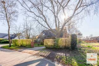 Deze goed onderhouden villa is gelegen in <strong>het rustige, groene en residentiële Mariakerke</strong> op wandelafstand van het openbaar vervoer en scholen. Verder ligt de woning op fietsafstand van winkels, het <strong>natuurdomein Claeys-Bouüaert en de Bourgoyen-Ossemeersen</strong>, en heeft een vlotte verbinding met de R4 en N9.<br /><br />U komt binnen via de inkomhal voorzien van een apart toilet en met toegang tot een bureauruimte, een slaapkamer en de leefruimte. Aansluitend aan de <strong>lichtrijke leefruimte </strong>vind je de keuken die beide uitzicht bieden op de prachtige tuin. Op het eerste verdiep vind je drie slaapkamers en een badkamer met douche/bad en toilet.<br /><br />Een extra troef is de ruime <strong>inpandige garage en carport.</strong><br /><br />Wenst u deze villa met <strong>vier slaapkamers</strong> te bezoeken? Aarzel niet ons te contacteren voor het maken van een afspraak 09 278 88 88 <br /> 