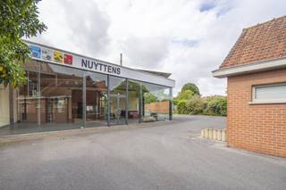 À un emplacement stratégique à Zwevegem, vous trouverez ce bâtiment commercial polyvalent d'environ 650 m², situé sur une superficie totale...