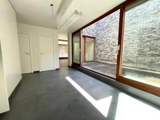 Mooie gerenoveerde handelsruimte in hartje Mechelen. Dit instapklare pand is voorzien van een volledig ingerichte keuken en toilet met een...