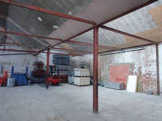 Magazijn met sectionaalpoort van 3.40m op 3.6m  -  216  m²   hoogte 3.60 meter  - parkeerruimte - vernieuwde dak - centrale liggingprijs 700 euro +...