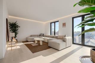 <p><span>Uitzonderlijke penthouse op topligging.</span></p><p><span> </span></p><p><span>Deze luxueus gerenoveerde penthouse bevindt zich in een kleinschalige residentie (Isabella) op Christus-Koning, nabij de Buffelburg. </span></p><p><span> </span></p><p><span>Indeling als volgt: de lift komt toe in de hal van het penthouse (of u neemt de trap), vervolgens is er een woon en slaapgedeelte. </span></p><p><span> </span></p><p><span>Het woongedeelte beschikt over een ruime woonkamer met open keuken (nog te installeren naar keuze), ruime berging, een zithoek, een eetplaats, een bureel en een lounge. </span></p><p><span> </span></p><p><span>Het slaapgedeelte beschikt over 3 ruime slaapkamers, en 2 badkamers. De grootste slaapkamer is voorzien van een eigen badkamer (douche, wastafel en toilet), terras en maatkasten. </span></p><p><span> </span></p><p><span>Het appartement is voorzien van de modernste technieken; een warmtepompsysteem, vloerverwarming met koeling, ventilatiesysteem etc. </span></p><p><span> </span></p><p><span>Over de gehele lijn werd gekozen voor de beste materialen o.a parketvloer, maatkasten, domoticasysteem en zoveel meer. </span></p><p><span> </span></p><p><span>De residentie beschikt over een lift.</span></p><p><span> </span></p><p><span>Een garagebox of autostaanplaats is eventueel aan te kopen, evenals een ondergrondse berging. </span></p><p><span> </span></p><p><span>Contacteer ons voor een bezoek ter plaatse op het nr. 0492 08 08 08</span></p><p><span> </span></p><p><span>Vanaf heden kunt u gebruik maken van onze online schattingstool. </span></p><p><span> </span></p><p><span> https://www.correctvastgoed.be/schatting</span></p><p><span> </span></p>
