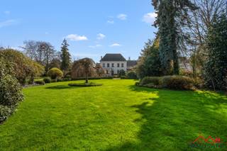 <p><span><strong>Charmant wonen met kasteelallures in Berlare</strong></span></p><p><span>Welkom in deze uitzonderlijke eigendom aan Dorp 73. Dit U-vormig erfgoedpand , voormalig herenhuis met koetshuis, combineert karakter, ruimte en mogelijkheden op een topligging in de groene omgeving nabij Donkmeer en Kalkense Meersen.</span></p><ul><li><p><span>Authentiek zomerhuis met booggewelf</span></p></li><li><p><span>Ruim koetshuis, ideaal voor praktijk of kantoor</span></p></li><li><p><span>Hoogwaardige materialen en stijlvolle afwerking</span></p></li><li><p><span>Vernieuwd en geisoleerd dak</span></p></li><li><p><span>Aansluitend parkgebied (1 ha optioneel aan te kopen)</span></p></li><li><p><span>Absolute privacy in het centrum</span></p><p> </p></li></ul><p>Maak een afspraak voor bezichtiging via Dries@immosafe.be of 0497 92 15 24</p><p><span><strong>Indeling:</strong></span><br /><span>Royale inkom- en traphal, lichtrijke leefruimte met zicht op tuin en park, afgewerkt met eiken parket. Grote keuken met originele tegels en keldertoegang. Multifunctionele voorruimte (bureau/vergaderzaal).</span><br /><span>Verder: zomerhuis met tweede keuken en sanitair, slaapkamer met ensuite badkamer, 3 extra slaapkamers en art-deco badkamer. In te richten zolder met vaste trap. Renovatie te voorzien om energetische upgrade te maken.</span><br /><span>Grote loods links en mogelijkheid tot extra oprit rechts.</span></p><p><span><strong>Buiten:</strong></span><br /><span>Prachtige tuin met karaktervol hekwerk, perfect voor stijlvolle events of rustig genieten.</span></p><p><span>Een unieke eigendom met uitstraling en eindeloze mogelijkheden. Kom deze unieke plek zelf ervaren, want sommige woningen moet je niet alleen zien, maar vooral voelen.</span></p>