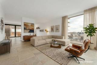 Interesse? Meer informatie op www.SWEVERS.be. - Dit ruime penthouse van 204 m² bevindt zich op de vierde en vijfde verdieping van een residentie in Hasselt. Het appartement beschikt over een lichte leefruimte van meer dan 50 m², een open keuken, drie slaapkamers en een stijlvolle badkamer, allemaal afgewerkt met oog voor comfort en kwaliteit.<br /><br />Een grote troef zijn de uitgebreide terrassen met een totale oppervlakte van 177 m². Op de bovenste verdieping liggen twee terrassen (zuidwest en noordoost georiënteerd), terwijl op de vierde verdieping een terras rond het volledige appartement loopt. Daarnaast heeft het penthouse een EPC-label B, twee ondergrondse autostaanplaatsen en een kelderberging van 5,5 m², met de optie om een extra garagebox aan te kopen.<br /><br />De ligging is gunstig: winkels, horeca en ontspanning liggen op korte afstand, openbaar vervoer op 190 m, de snelweg op 650 m en het centrum van Hasselt op 2,5 km. Bel ons vandaag nog voor een persoonlijke rondleiding. Wij van Swevers Real Estate helpen je maar al te graag verder. tel. 011 255 155. Bron bewoonbare oppervlakte: EPC-verslag.