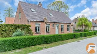 EERSTE BEZOEKDAG WOENSDAG 22 APRIL 2026 VAN 17U TOT 19U (ENKEL OP AFSPRAAK!!)<br />LOKEREN - Charmante woning met schuur en aanpalende weide <br /><br />Op een rustige en gunstig gelegen locatie bevindt zich deze charmante woning met aanpalende weide. Een ideale opportuniteit voor wie droomt van landelijk wonen met tal van mogelijkheden.<br /><br />De woning verwelkomt u via de inkomhal en beschikt over een praktische berging en een kleine kelder. De badkamer is uitgerust met een bad en douchescherm. De lichtrijke leefruimte met gezellige haard vormt het hart van de woning en biedt directe toegang tot het terras met vijver, waar u in alle rust kan genieten van de groene omgeving.<br />Aansluitend bevindt zich de keuken met open bureauruimte en toegang tot een aangenaam overdekt terras – perfect voor lange avonden buiten.<br />Op de verdieping bevinden zich twee slaapkamers (doorloopkamers) en een charmant terrasje.<br /><br />Een absolute troef is de ruime schuur, ideaal als opslagruimte, hobbyruimte of voor het stallen van dieren. In combinatie met de aanpalende weide biedt deze eigendom bijzonder veel potentieel voor dierenliefhebbers of wie op zoek is naar extra buitenruimte.<br /><br />De woning is onderhevig aan de renovatieverplichting, wat u de kans biedt om deze eigendom volledig naar eigen smaak en normen te moderniseren en er uw droomwoning van te maken.<br /><br />Voor meer informatie of een bezoek kan u ons steeds contacteren: 053/60.65.66.