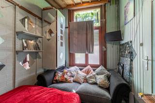 <p><span>Te renoveren woning (100 m²) in Borgerhout.</span></p><p><span> </span></p><p><span>Op deze opkomende locatie op een boogscheut van Park Spoor Noord en de Slachthuissite geniet je van de nabijheid van de stad, maar bereik je tegelijk de snelweg en de stadsrand in slechts enkele minuten. Verplaats je je met bus, tram of trein? Je hebt hier tal van openbare vervoersmogelijkheden op wandel- en fietsafstand en ook aan velo-stations is er geen gebrek in de nabije omgeving.</span></p><p><span> </span></p><p><span>De charmante gevel herbergt een knusse woning van zo’n 100 m² met 3 slaapkamers. Ze is te renoveren, maar de elektriciteit is wel reeds conform en ook is er recent nog een nieuwe verwarmingsketel geplaatst. Een onverwachte extra die je bij deze woonst krijgt, is de nagenoeg nieuwe sauna in de kelder.</span></p><p><span> </span></p><p><span>Je komt binnen in de inkom-/traphal en gaat aan de rechterzijde twee opeenvolgende ruimtes van respectievelijk 10 m² en 8 m² voorbij. Achteraan op het gelijkvloers bevindt zich de aparte keuken (6 m²) en ook zijn er nog een doucheruimte en aparte wc aanwezig. Op de eerste etage situeren zich de eerste 2 slaapkamers van 8 m² en 14 m² en ook op de bovenverdieping is er nog een slaapkamer van 14 m² te vinden. Hier treffen we eveneens de badkamer (8 m²) met ligbad/douche, toilet en lavabo.</span></p><p><span> </span></p><p><span>Tot slot is het pand volledig onderkelderd. Bewoonbare opp. 100 m² ref.: bruto vloeropp. Voor meer info of een gratis schatting surf naar www.hansimmo.be</span></p><p><span> </span></p>