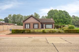 <strong>Gelijkvloerse woning te koop met 3 slaapkamers op perceel van 11a 50ca in Tessenderlo</strong><br /><br />De woning aan de Paalseweg 75 in Tessenderlo geniet van een vlot bereikbare ligging langs een belangrijke verbindingsweg. Het centrum van Tessenderlo en Paal zijn snel bereikbaar en ook de autosnelweg bevindt zich op slechts 10 minuten rijden. In de nabije omgeving vind je winkels, scholen en horecazaken, wat zorgt voor optimaal dagelijks comfort. Daarnaast bieden de omliggende groene zones tal van mogelijkheden voor rust en ontspanning.<br /><br />We betreden de woning via de voordeur en komen terecht in de ruime inkomhal (8,94m²), voorzien van een apart toilet (1,74m²). De lichtrijke woonkamer (33,36m²) biedt een aangenaam gevoel van ruimte dankzij de grote raampartijen aan zowel de voor- als achterzijde, terwijl een houtkachel extra gezelligheid creëert. Vanuit zowel de inkomhal als de woonkamer heb je toegang tot de keuken (13,7m²), die uitgerust is met een elektrisch kookvuur, oven, spoelbak en koelkast. Aansluitend bevindt zich een ruime veranda (24,21m²) met een mooi zicht op de tuin.<br /><br />Het slaapgedeelte omvat drie slaapkamers (12,42m², 14,30m² en 14,73m²), elk met veel lichtinval en voorzien van rolluiken. De badkamer (5,18m²) is ingericht met een dubbele lavabo en een ligbad.<br />Daarnaast beschikt de woning over een zolder (40m²) en een kelder (17,5m²), die extra bergruimte bieden.<br /><br />Voor het parkeren van de auto is er voldoende plaats op de oprit, maar er is ook een inpandige garage (28,78m²) en een vrijstaande garage (27,70m²) aanwezig.<br />De woning is gelegen op een mooi perceel met een verzorgde tuin, ideaal voor spelende kinderen of om in alle rust te genieten.<br /><br />De verwarming gebeurt via centrale verwarming op stookolie. De berekende energiescore bedraagt 485 kWh/m²jaar, wat overeenkomt met een EPC label E.<br /><br />Spreekt deze leuke woning jullie aan? Contacteer ons voor meer info of een bezoek ter plaatse via info@bosmanvastgoed.be. Wij helpen jullie graag verder!<br /><br />De woning heeft momenteel een EPC ‘E' wat wil zeggen dat dit pand is onderworpen aan de renovatieverplichting van de Vlaamse overheid voor residentiële gebouwen (behoudens sloop binnen 6 jaar na de aankoop). Consulteer voor meer informatie de website van het Vlaams Energie- en Klimaatagentschap via https://www.vlaanderen.be/een-huis-of-appartement-kopen/renovatieverplichting-voor-residentiele-gebouwen.