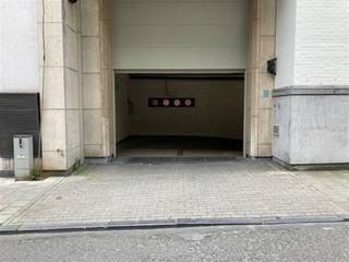 Ruime parkeerplaats in ondergrondse parking van een appartementsgebouw. Super goede ligging, kortbij EEG. Onmiddelijk beschikbaar en vvor min 1...