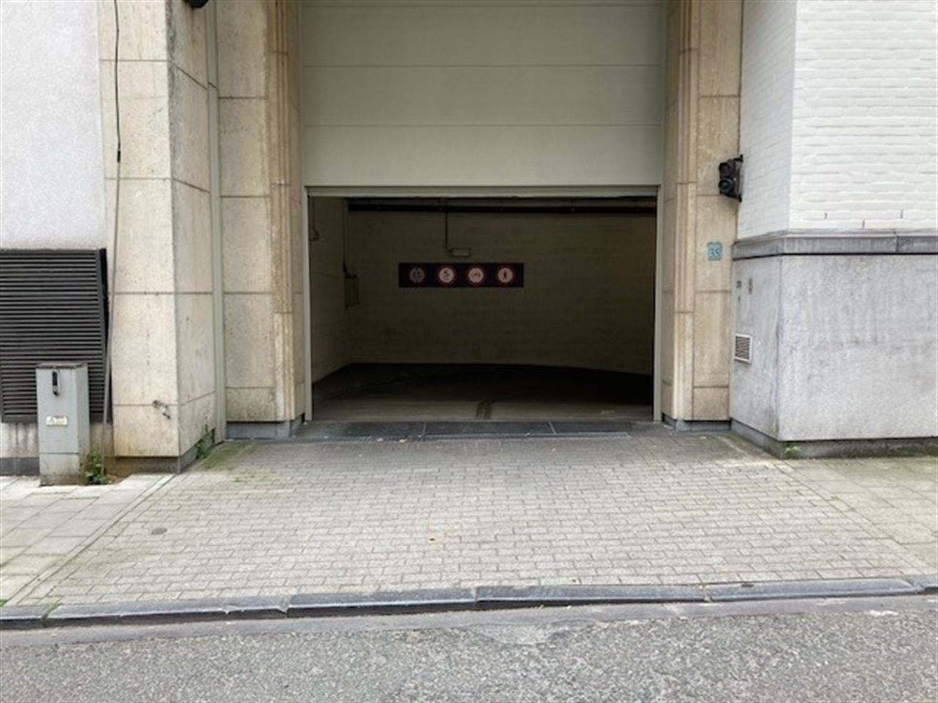 Emplacement de parking spacieux - Quartier EU - photo 2