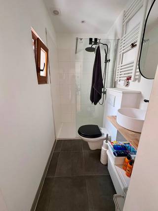 Instapklaar 1-slaapkamerappartement met ruim terras in Deurne Noord<br /><br />Instapklaar modern appartement van 41 m², gelegen op de eerste verdieping van een kleinschalig gebouw. Het appartement werd volledig gerenoveerd in 2023 en beschikt over een EPC-label B.<br /><br />Dit appartement beschikt over een lichtrijke leefruimte met open keuken. Daarnaast is er een ruim en zonnig terras incl. extra toegangsdeur. Verder omvat het appartement één comfortabele slaapkamer en een moderne badkamer met inloopdouche en toilet.<br /><br />Extra troeven zijn de nieuwe verwarmingsketel (december 2025), een ruime kelder met aansluiting voor een wasmachine (eventueel mee over te nemen).<br /><br />Samenvatting:<br /><br />41 m² bewoonbare oppervlakte<br />Ruim terras <br />1 slaapkamer<br />Volledig gerenoveerd (2023)<br />EPC-label B<br />Mogelijkheid slaapkamermeubels overnemen<br />Nieuwe verwarmingsketel (2025)<br />Ruime privatieve kelder met wasmachineaansluiting<br />Mogelijkheid wasmachine overnemen<br />Geen maandelijkse syndicuskosten<br />Gelegen in Deurne Noord, nabij winkels, openbaar vervoer en invalswegen<br /><br />Ideaal als starterswoning of als investering.