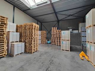 Nieuwbouw KMO-unit met een oppervlakte van 180 m² met 4 privatieve parkeerplaatsen te huur.De magazijnruimte heeft een vrije hoogte van +/- 6 m en is...