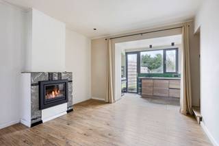 <p><span>SFEERVOLLE WONING MET 3 SLAAPKAMERS EN ZUID-WEST GEÖRIENTEERD TERRAS.<br />Gelegen in het pittoreske centrum van Eikevliet (Bornem). Vlotte bereikbaarheid via de N16 en A12. </span></p><p><span>De woning werd in de loop der jaren grondig gerenoveerd met respect voor het charmante en authentieke karakter.</span></p><p><span>Gelijkvloers</span><span>: inkomhal / wc / lichtrijke, gezellige leefruimte met eetplaats en salon - ingerichte open keuken met hoogwaardig gasvuur / aangenaam, zuidwest-georiënteerd terras (9 m²). <br /></span><span>1ste verdieping</span><span>: nachthal / 2 ruime slaapkamers (16 m² - 16 m²) / wasplaats.<br /></span><span>2de verdieping</span><span>: slaapkamer (14 m²) / gerenoveerde badkamer met inloopdouche.</span></p><p><span>Kelderverdieping: ingerichte kelderruimte met extra bergruimte, hobbyruimte.<br />Doorgang (erfdienstbaarheid) aan rechterkant gevel, handige doorgang voor fietsen, ....<br />Elektriciteit conform AREI.</span></p>