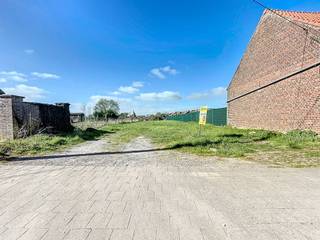 Bouwgrond met een perceeloppervlakte van 644m² te Langemark vlakbij winkels en invalswegen met mogelijkheid tot bouwen van halfopen woning met...
