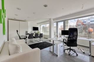 Op Linkeroever bieden wij een multifunctioneel handelspand van 95 m² aan, momenteel verhuurd en dus perfect als investeringspand.Het pand beschikt...