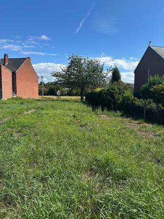 Bel Tom voor een afspraak of meer informatie: 0468 09 81 97!<br /><br />Deze bouwgrond, op een perceel van 6a46 voor een halfopen bevindt zich aan de Bloemendaalstraat (nr.41) in Halen. Een zeer goed gelegen locatie, op 1 km van het centrum van Halen met zijn dokters, apothekers, supermarkten, horeca, postkantoor, kleuter, -lagere, -en middelbare school, het bussenknooppunt en alles wat het leven gemakkelijk en aangenaam maakt. Eveneens vlotte verbinding naar de autosnelweg. Deze ligt op 5 km.<br /><br />Deze grond is ideaal gelegen, rustige buurt en toch vlot bereikbaar.<br /><br />Troeven:
<ul>
<li>6a 46</li>
<li>Perceel voor halfopen bebouwing</li>
<li>West gerichte tuin</li>
<li>Rustige omgeving</li>
<li>Vlot bereikbaar</li>
</ul>
<br />Omschrijving:
<ul>
<li>Perceel breedte: 19m</li>
<li>Perceel diepte: 45m</li>
</ul>
<br /><strong>Bel Tom voor een afspraak op het nummer 0468 09 81 97 of mail naar info@immobennysimons.be.</strong><br />Alle documenten zijn te raadplegen op onze website www.immobennysimons.be. <br />