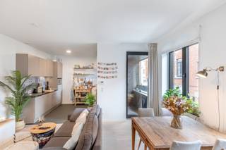 Dit charmante duplex-appartement is gelegen in de rustige en sfeervolle Mussenstraat, één van de oudste buurten van de stad.<br />Via de privatieve inkom kom je op de eerste verdieping, waar een ruime en lichtrijke leefruimte met open keuken zich over de volledige verdieping uitstrekt. Dankzij de grote ramen geniet je hier van een heerlijke natuurlijke lichtinval en een mooi zicht op het gezellige terras.<br />Daarnaast bevindt er zich op deze verdieping ook een handige berging met wasmachine en droogkast.<br />Op de bovenste verdieping onder het dak bevindt zich de ruime slaapkamer met hoog plafond, drie Velux-ramen en airconditioning. De aanwezige airconditioning zorgt bovendien voor extra comfort tijdens warme zomerdagen. Verder vind je op deze verdieping een badkamer met douche en lavabo, een apart toilet en een technische berging.<br />Het appartement wordt deels bemeubeld verhuurd en beschikt ook over een fietsenstalling en privatieve berging.<br />De ligging is een absolute troef: zowel het Ladeuzeplein, de Grote Markt als het station bevinden zich op wandelafstand. Winkels, horeca en het bruisende stadsleven liggen dus letterlijk om de hoek.<br />Kortom een karaktervol appartement op een toplocatie, ideaal voor wie graag centraal woont zonder in te leveren op rust en comfort.<br />Het appartement is beschikbaar vanaf 01/11/2026. De maandelijkse huurprijs bedraagt 1.245 EUR. De nutsvoorzieningen (water, elektriciteit, gas en internet) dient de huurder zelf af te sluiten bij een leverancier naar keuze.<br />Op zoek naar een heerlijke thuis? Contacteer ons dan voor bijkomende informatie en een bezoek ter plaatse. info@covas.be // 016 40 60 20 // www.covas.be