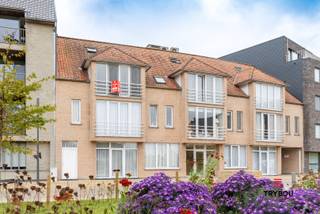 Ruim duplex appartement pal op de Markt van Houthulst.De indeling is als volgt:inkomhal - badkamer met inloopdouche, toilet en lavabomeubel - ruime...