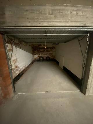 Afgesloten garagebox op 200 m van de zeedijk in Koksijde in de Rousseaulaan.Lengte 5.20 m, breedte: 2.75 m, hhogte 1.80 m...