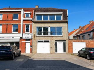Groot en stevig woonhuis met een interessante garage en 2 parkeerplaatsen, rustig gelegen in het dorp van Zeebrugge. De woning vraagt om een vernieuwing maar beschikt over een zeer mooi potentieel. Dankzij de stevige structuur (gewelven in beton) en het energielabel C kunt u rekenen op een goede basis zodat u op eigen tempo de woning kan opfrissen. Geen renovatieplicht van toepassing en de elektriciteit is volledig conform!<br /><br />De locatie in het dorp van Zeebrugge is zeker een pluspunt voor gezinnen met kinderen. <br />Zo hebt u in de directe nabijheid een kinderdagverblijf, een basisschool, het openbaar vervoer, etc. …<br /><br />Op het gelijkvloers beschikt u over een grote inpandige garage en een polyvalente ruimte die kan dienen als bureau of extra slaapkamer.<br /><br />Op de eerste verdieping bevindt zich de ruime en vooral brede leefruimte van bijna 7 meter. Aansluitend een grote keuken die aansluit op een mooi terras waar u in alle rust kunt vertoeven. Apart toilet op de hall. <br />Op de tweede verdieping zijn er op vandaag 2 enorme slaapkamers en een badkamer met extra toilet. Dankzij de ruime zolderverdieping zijn er tal van uitbreidingsmogelijkheden om nog extra slaapgelegenheid te creëren. <br /><br />Een woning om absoluut te ontdekken.<br />Laat deze kans niet voorbijgaan en contacteer ons voor een vrijblijvend bezoek op het nummer 050/89.27.70.
