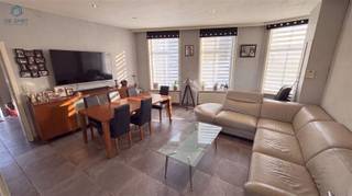 <p><span>CENTRAAL GELEGEN WONING MET RUIME MOGELIJKHEDEN NABIJ HET CENTRUM VAN GERAARDSBERGEN</span></p><p><span>Bent u op zoek naar een instapklare woning met een centrale ligging en uitbreidingsmogelijkheden? Dan is deze woning beslist een bezoek waard!</span></p><p><span>De woning bevindt zich op wandelafstand van het centrum van Geraardsbergen en geniet van een uitstekende bereikbaarheid. Het station, winkels, scholen en andere voorzieningen bevinden zich in de onmiddellijke omgeving.</span></p><p><span>Op het gelijkvloers komt u binnen via de inkomhal, die toegang biedt tot een ruime en lichtrijke leefruimte met een open, volledig uitgeruste keuken. Verder vindt u op deze verdieping een comfortabele badkamer, voorzien van een lavabomeubel, douche en ligbad.</span></p><p><span>De eerste verdieping beschikt momenteel over twee ruime slaapkamers. De grote slaapkamer aan de voorzijde kan eenvoudig worden opgesplitst, waardoor een derde slaapkamer kan worden gecreëerd.</span></p><p><span>Ook de zolder biedt tal van mogelijkheden. Mits afwerking kan deze worden ingericht als extra slaapkamer met een bijkomende badkamer, ideaal voor grotere gezinnen of wie extra ruimte wenst.</span></p><p><span>Buiten geniet u van een ruim terras waar u in alle rust kunt ontspannen. Dankzij de sectionaalpoort is er bovendien de mogelijkheid om uw wagen op het eigen perceel te parkeren.</span></p><p><span>Extra troeven:</span></p><ul><li><span>Centrale ligging op wandelafstand van het centrum.</span></li><li><span>Ruime en lichtrijke leefruimte.</span></li><li><span>Open, volledig uitgeruste keuken.</span></li><li><span>Mogelijkheid tot 3 à 4 slaapkamers.</span></li><li><span>Uitbreidingsmogelijkheden op de zolder.</span></li><li><span>Ruim terras.</span></li><li><span>Parkeermogelijkheid op eigen terrein.</span></li><li><span>Centrale verwarming op aardgas.</span></li></ul><p><span>Interesse? Reageer op deze advertentie voor meer informatie of een bezoek. Wij nemen vervolgens telefonisch contact met u op om een afspraak in te plannen.</span></p>