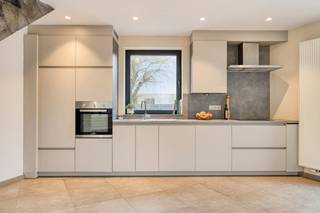 Op zoek naar een woning in Zwijnaarde dan is deze beletagewoning met een doordachte indeling en een uitgesproken architecturaal karakter absoluut uw bezoek waard.Op het gelijkvloers bevinden zich twee volwaardige slaapkamers, ideaal als master bedroom, kinderkamer, bureau of hobbyruimte. Dankzij de praktische indeling geniet deze verdieping van rust en functionaliteit.De eerste verdieping vormt het kloppend hart van de woning. Hier bevindt zich de volledig geïnstalleerde keuken, uitgerust met alle hedendaagse comfort. De keuken paalt rechtstreeks aan het ruime terras en creëert zo een perfecte binnen-buitenbeleving. Dit is dé plek om te koken, te tafelen en gasten te ontvangen.Op de tweede verdieping bevindt zich de royale leefruimte. Deze geniet van uitzonderlijk veel privacy en biedt een aangenaam zicht op het omliggende groen. De grote raampartijen zorgen voor een overvloed aan natuurlijk licht en versterken het open gevoel.De betonnen trappen vormen een echte blikvanger in de woning en zorgen voor een stoer, modern loftgevoel dat perfect aansluit bij de architecturale uitstraling.De woning heeft een mobiscore van 8,3 euro is het pand ideaal gelegen. Het pand ligt andere nabij van het Technologiepark en Tech Lane Ghent EilandINDELING: - Gelijkvloerse verdieping: Inkomhal met gastentoilet, berging, 2 slaapkamers, badkamer, koer en buitenberging- Eerste verdieping: Leefkeuken en ruim terras- Tweede verdieping: WoonkamerDeze AI-visualisaties zijn bedoeld als inspiratie. Er werd geen rekening gehouden met technische specificaties, stedenbouwkundige voorschriften of de concrete mogelijkheden tot realisatie.