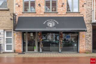 <span><span><strong>Handelsruimte met winkel en werkplaats in het centrum van Lint</strong></span><br /><br />We vinden dit recente handelsgelijkvloers (115m²) op een commercieel gegeerde locatie in het centrum van Lint, vlak aan het rondpunt waar de verbindingswegen van de nabijgelegen dorpen samenkomen. <br /><br />Het pand bevindt zich onderaan een karaktervol appartementsgebouw van 2008. U geniet zowel op het Kerkplein als het Oudstrijdersplein van voldoende gratis parkeergelegenheid, wat een enorme toegevoegde waarde is voor passerende klanten. </span><br /><br /><span>Indeling: handelsruimte met winkel, koude werkplaats, technische ruimte, stockage, toilet, terras. Momenteel is de zaak ingericht als slagerij/delicatessenzaak.<br /><br />Het handelsfonds valt over te nemen, meer info kan u verkrijgen op aanvraag.</span><br /><br /><span>Algemeen:</span><br /><span>- commerciële topligging</span><br /><span>- voldoende parkeergelegenheid </span><br /><span>- aparte ingang achteraan</span><br /><span>- elektriciteit conform</span><br /><span>- EPC-label B<br /><br />Voor meer info of een bezoek, neem contact op met Jakob, 0483 48 82 49 of Jakob@reds.be.<br /></span>