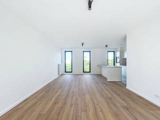 Indeling: - ruime inkomhal met gastentoilet- lichtrijke leefruimte voorzien van parket- open keuken voorzien van alle toestellen met aansluitend...