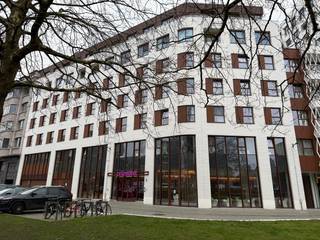 Interessante, zorgeloze investeringsopportuniteit in een hotelkamer bij Prizeotel by Radisson - Antwerp City.<br /><br />Investeer zonder zorgen. <br />Geniet als eigenaar 20 jaar lang van stabiele huurinkomsten, terwijl Prizeotel al de rest beheert en exploiteert (verhuur, administratie, onderhoud, ...).<br /><br />VOORDELEN ALS INVESTEERDER:<br />-Aankoop in volle eigendom én doorverkoop is steeds mogelijk;<br />-nog 20 jaar lang geïndexeerde huurinkomsten;<br />-geen verhuur- en beheerszorgen, noch kosten;<br />-geen taksen, geen onroerende voorheffing;<br />-Toeristische toplocatie;<br />-Ervaren en beursgenoteerde exploitant.<br /><br />Meer info?<br />Contacteer het kantoor van IMMO SP in Antwerpen via 03 226 20 40 of info@immosp.be.