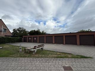 Twee garageboxen te koop in de Koekuitweg te Anzegem. Deze zijn gelegen in een rustige woonwijk, nabij invalswegen.<br /><br />Elke garagebox werd stevig gebouwd en het dak is geïsoleerd.<br /><br />Beide garageboxen zijn op heden verhuurd voor onbepaalde duur.<br /><br />Afmetingen:<br />- Breedte poort: 2,30m<br />- Hoogte poort: 2m<br />- Breedte garage: 2,75m<br />- Diepte garage: 5,45m<br /><br />Wenst u meer informatie of een afspraak ter plaatse? Contacteer ons 056 605 605. <br /><br /><br /><br />Bestuursmaatregelen in het maatregelenregister: nee