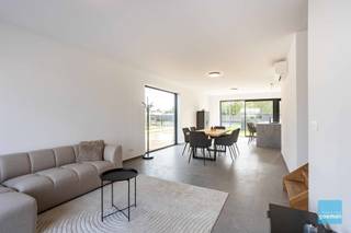 <p><strong>Te koop: Energiezuinige nieuwbouwwoning in Wichelen</strong></p>
<p>Deze stijlvolle woning combineert modern comfort met duurzaamheid. Met een uitzonderlijk EPC van MIN 15, een warmtepomp en 14 zonnepanelen woont u beter dan energieneutraal. (uniek in belgië) Het gelijkvloers omvat een inkomhal, ruime leefruimte met open keuken (waarde € 20.000, exclusief toestellen) voorzien van zwarte Miele-toestellen, een berging en een apart toilet. Op de eerste verdieping vindt u 3 slaapkamers, een bureauruimte, een berging, een badkamer met dubbele lavabo, ligbad en inloopdouche, en een tweede apart toilet.<br /><br />Ideaal gelegen in een rustige buurt nabij alle voorzieningen.<br />Graag verdere informatie? Contacteer ons op 052 52 80 30 of mail naar info@goemanvastgoed.be !</p>