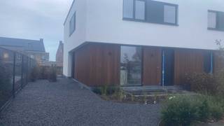 <br /><br />Gelegen in een rustige, residentiële buurt, omgeven door groen en toch op korte afstand van het centrum, vindt u deze hedendaagse, ruime halfopen bebouwing.<br /><br />Doordachte Indeling en Lichtrijke Leefruimtes<br /><br />Gelijkvloers:<br />U wordt verwelkomd in een nette inkomhal met gastentoilet. De leefruimte is het hart van de woning, badend in het licht dankzij grote raampartijen die het open karakter versterken en een naadloze overgang naar de tuin creëren.<br /><br />De strakke, hedendaagse keuken met eiland en composiet werkblad zijn een droom voor elke chef. Hier stelen volgende, kwalitatieve apparaten de show: een vaatwasser, koelkast, microgolfoven met grill en een inductie kookplaat met geïntegreerde afzuiging.<br /><br />Voor extra praktisch gemak zijn er direct op het gelijkvloers een berging naast de keuken én een wasplaats.<br /><br />Comfort en Luxe op de Verdieping<br /><br />De woning beschikt over 4 ruime slaapkamers,<br /><br />Grote Badkamer: Een oase van rust met een prachtig afgerond Acrylbad, een dubbel lavabomeubel, inloopdouche . Vanuit deze badkamer is er een directe toegang tot een wasluik dat rechtstreeks uitkomt in de wasplaats beneden!<br /><br />Douchekamer; Voorzien van een douche én een wastafel,<br /><br />Een keurige voortuin, prachtig aangelegd terras met tuin achteraan, ideaal voor ontspanning!<br /><br />Deze woning combineert een doordachte, praktische indeling met hoogwaardige, trendy afwerking en uitstekende ligging!<br />