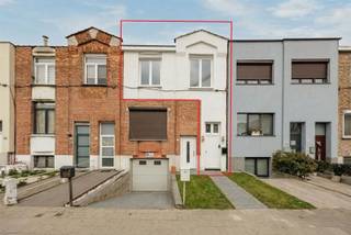 <p><span>Completely renovated &amp; Energy efficient: Spacious family home with 3 bedrooms</span></p><p><span>Are you looking for a home where you really only need to unpack your bags? This characterful family home at </span><span>De Francqueslei 12</span><span> in Deurne was </span><span>recently completely renovated</span><span> with an eye for quality, light and modern comfort.</span></p><p><span> </span></p><ul><li><span>Total renovation:</span><span> Completely renovated in 2026 and immediately ready to move in.</span></li><li><span>Energy efficient:</span><span> Sustainable living with a favorable </span><span>EPC B</span><span>.</span></li><li><span>Family space:</span><span> 3 large bedrooms and a generous, modern bathroom.</span></li><li><span>Open living concept:</span><span> Bright living space with a fully equipped open kitchen.</span></li><li><span>Outdoor living:</span><span> Beautiful garden with a cozy canopy and garden shed.</span></li></ul><p><span>Layout and comfort:</span><span> Upon entering the home, one immediately notices the high-quality finishes. The open kitchen is the heart of the home and flows beautifully into the bright living space. Large windows provide a seamless connection to the garden. On the floors you will find three full, spacious bedrooms, as well as a large, modern bathroom that exudes luxury and tranquility.</span></p><p><span>Garden:</span><span> The garden is an oasis of calm in the city. Thanks to the awning, you will enjoy outdoor living all year round, regardless of the weather. The practical rear garden shed is ideal for additional storage.</span></p><p><span>Modern living comfort, space and low energy bills come together perfectly here.</span></p><p><span> </span></p><p><span>Interested in a visit?</span><span> Call us at 03/646.66.55 or email lynn@sinjoor.be</span></p><p><span> </span></p>