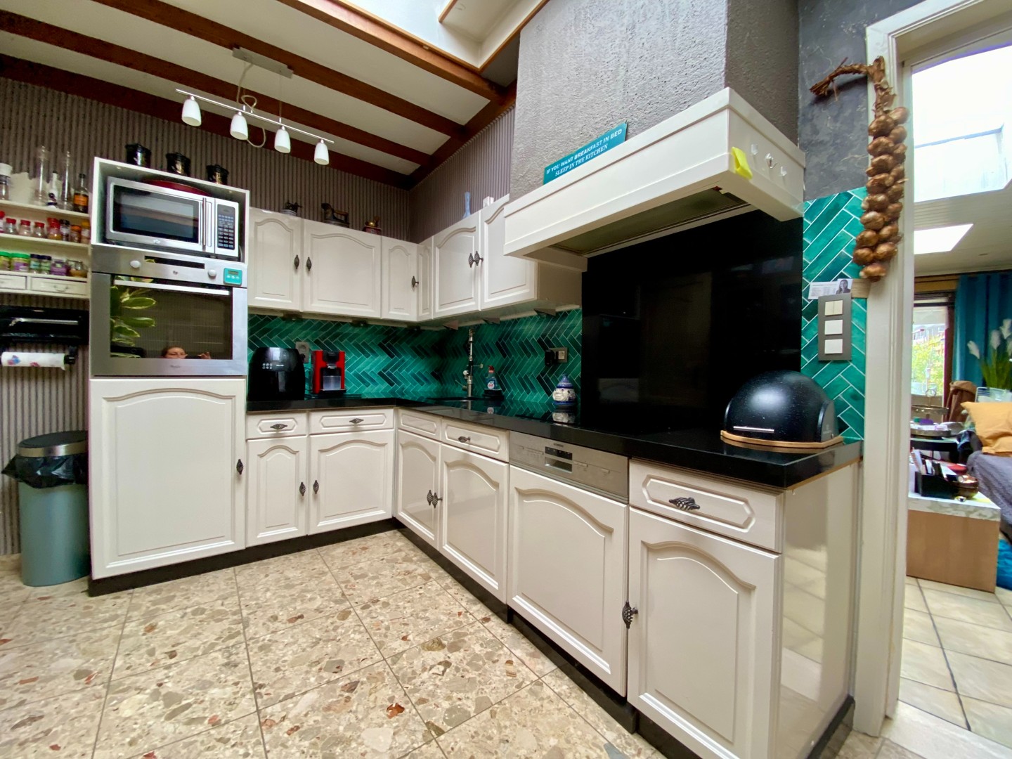 Schitterend gelegen woning met 3 slpkmr, kkn, bdkr, veranda, tuin, garage met uitweg achteraan - foto 3