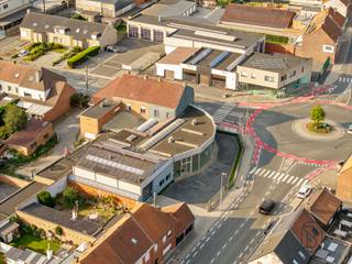 Deze uitstekend onderhouden showroom met visibiliteit, biedt tal van mogelijkheden. Commercieel gelegen hoek met enorm veel potentieel.
Deze veelzijdige eigendom bestaat uit een grote parking, lichtrijke showroom, kantoorruimtes, extra atelier/garage, en de woonst met 2 slaapkamers (mogelijkheid tot 3).
Afgesloten via een sectionaalpoort voorzien van zonnepanelen.
Bezoek na afspraak via arne@immobeguin.be