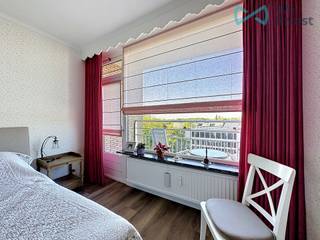 Dit appartement met twee slaapkamers bevindt zich op de vijfde verdieping en geniet van een prachtig, wijds uitzicht tot in Antwerpen. Gelegen in het hart van Wilrijk, combineert deze woonst een centrale ligging met alle nodige voorzieningen binnen handbereik: winkels, openbaar vervoer, scholen en belangrijke invalswegen bevinden zich in de onmiddellijke nabijheid. Bovendien ligt cultureel centrum De Kern vlak naast de deur.<br /><br />Bij het betreden van het appartement komt u in een ruime inkomhal met ingemaakte kast. De lichtrijke leefruimte geeft toegang tot een eerste ruim terras, waar u optimaal kan genieten van het uitzicht. Aan de achterzijde bevinden zich twee volwaardige slaapkamers, beide met toegang tot een tweede terras.<br /><br />De badkamer en keuken, met handige bijkeuken, zijn eenvoudig ingericht, maar bieden een uitstekende opportuniteit om naar eigen smaak te moderniseren en het appartement een persoonlijke toets te geven. Ondanks dit potentieel is het appartement perfect instapklaar.<br /><br />Extra troeven zijn de conforme elektriciteit, een private garagebox in de ondergrondse parking en een dubbele kelderberging, wat zorgt voor bijkomende opbergruimte.<br /><br />Kortom, een interessante opportuniteit voor wie op zoek is naar een goed gelegen appartement met ruimte, buitenruimte en mogelijkheden tot verdere afwerking naar eigen wens.