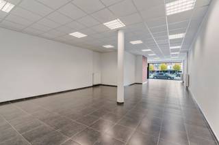 IMMO FRANCOIS MEETJESLAND PRESENTEERT MARKT 33!<br /><br />WIJ VERWIJZEN U VOOR ALLE INFO & DOCUMENTEN GRAAG DOOR NAAR ONZE WEBSITE: IMMOFRANCOIS.BE.<br /><br />WENST U EEN GRATIS EN VRIJBLIJVENDE VERKOOPSANALYSE MET WAARDEBEPALING VAN UW EIGENDOM? DARIO KOMT GRAAG BIJ U LANGS!<br /><br />In het hart van Eeklo, pal tegenover de Markt en het stadhuis, bevindt zich deze recente en instapklare handelsruimte. Het pand maakt deel uit van een hedendaagse residentie uit 2008 en geniet van een zichtbare en uiterst commerciële ligging tussen de belangrijkste handelszaken.<br /><br />Met een royale oppervlakte van 125 m² biedt deze ruimte tal van mogelijkheden. Ze werd vroeger ingericht als kantoor, maar leent zich perfect voor diverse professionele activiteiten. Dankzij de ruime indeling kunnen meerdere werkplekken gecreëerd worden, inclusief de optie om een aparte vergaderruimte of consultatieruimte af te scheiden. Ook voor detailhandel vormt dit pand een uitstekende keuze.<br /><br />De aanwezigheid van grote raampartijen (4,42 m x 2,50 m) zorgen voor maximale lichtinval én een opvallende etalage met sterke visibiliteit. Verder beschikt de handelsruimte over een afzonderlijke, volledig uitgeruste keuken (kasten, gootsteen, koelkast) en twee toiletten, waarvan één rechtstreeks toegankelijk vanuit de commerciële ruimte.<br /><br />Bent u op zoek naar een commerciële ruimte met maximale visibiliteit in hartje Eeklo? Aarzel dan niet om contact op te nemen met Dario Van Kerckvoorde van Immo Francois Meetjesland voor meer informatie of een bezoek ter plaatse.<br /><br />GRAAG ALS EERSTE OP DE HOOGTE VAN ONS AANBOD? 1) BEZORG ONS UW ZOEKVOORKEUREN EN WE HOUDEN CONTACT, 2) VOLG @IMMOFRANCOISMEETJESLAND VIA INSTAGRAM<br /><br />