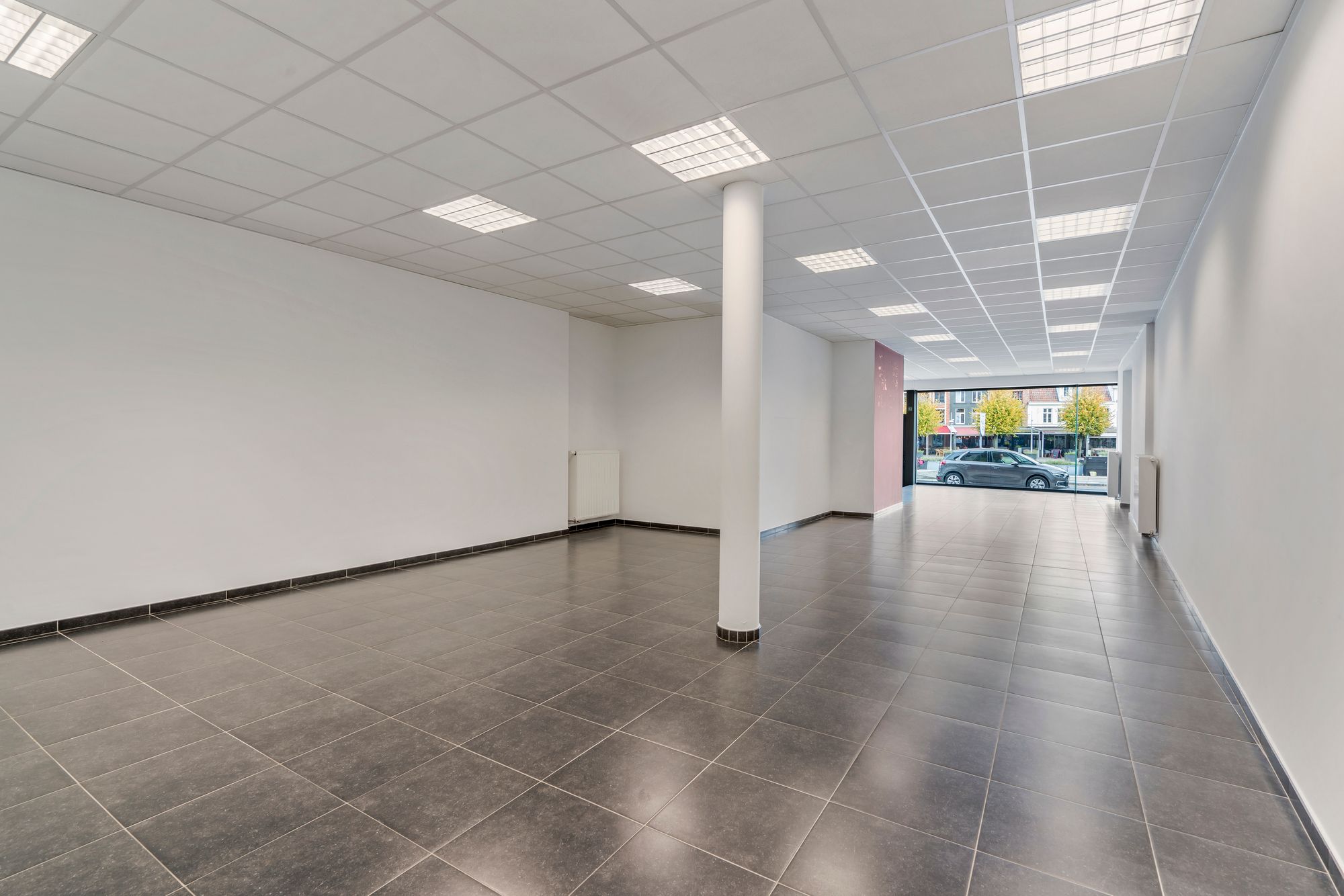 Veelzijdige handelsruimte met etalage in centrum Eeklo. - foto 1