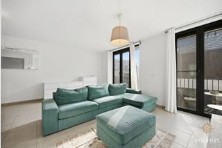 Dit mooi, instapklaar en energiezuinig appartement is rustig gelegen nabij het centrum en combineert een aangename woonomgeving met een uitstekende bereikbaarheid. Op wandelafstand bevinden zich het centrum, winkels, scholen en openbaar vervoer, wat zorgt voor een praktische en comfortabele ligging.<br /><br />Het appartement beschikt over een ruime leefruimte met grote raampartijen die zorgen voor veel natuurlijke lichtinval en een open gevoel. De open, volledig ingerichte keuken sluit naadloos aan op de woonkamer en versterkt het moderne en ruimtelijke karakter van de woonruimte.<br /><br />Er zijn twee volwaardige slaapkamers die elk voldoende ruimte bieden voor slaapcomfort en opbergruimte. Vanuit zowel de leefruimte als de slaapkamers is er toegang tot twee aangename terrassen waar in alle rust kan worden genoten van de buitenlucht.<br /><br />De badkamer is praktisch ingericht en voorzien van een douche in bad en een wastafel. Daarnaast is er een apart toilet aanwezig.<br /><br />Extra troeven zijn de ondergrondse staanplaats en de privatieve kelderberging, die zorgen voor bijkomend comfort en voldoende opslagruimte.<br /><br />Beschikbaar vanaf 01/07/2026 en uitsluitend bestemd voor lange termijn verhuur.<br />Een bezichtiging plannen? Stuur gerust een mailtje naar christel@polares.eu