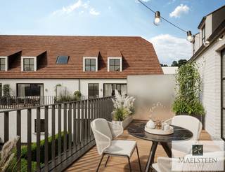 Stijlvolle nieuwbouwresidentie "Villa Grace" in het hart van Westkapelle. Dit energiezuinige project bevindt zich rechtover de Sint-Niklaaskerk en bestaat uit 14 mooie appartementen, 1 handelspand en verschillende garages (enkel, dubbel, parking).<br /><br />Dit appartement op het gelijkvloers heeft een grote leefruimte met open keuken en toegang naar het terras , 2 ruime slaapkamers, badkamer, apart toilet en een berging. <br /><br />Een nieuwbouwappartement in Westkapelle biedt u het beste van twee werelden: de rust en charme van een kustgemeente, gecombineerd met het comfort en de zekerheid van een gloednieuw appartement.<br /><br />Waarom Westkapelle?<br /><br />Nabij zee en strand: Op wandel- of fietsafstand van de duinen en het strand, ideaal voor wie houdt van rust, natuur en frisse zeelucht.<br /><br />Authentieke sfeer: Een gemoedelijk dorp met gezellige horeca, lokale winkels en een warme gemeenschap.<br /><br />Goede bereikbaarheid: Vlotte verbindingen met omliggende steden en de rest van de kust.<br /><br />Leefkwaliteit: Rustiger dan een drukke badplaats, maar met alle voorzieningen dichtbij.<br /><br />Een unieke kans: Een nieuwbouwappartement in Westkapelle betekent zorgeloos wonen op een plek waar anderen vakantie vieren. Het is de perfecte keuze voor wie een comfortabele thuisbasis zoekt, een tweede verblijf aan zee overweegt of slim wil investeren in vastgoed.<br /><br />Neem zeker contact op met al uw vragen of om uw afspraak (7/7) vast te leggen: 0478 93 72 00 of maxime@maelsteen.be