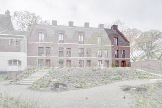 Deze instapklare nieuwbouwwoning werd in 2023 opgeleverd en maakt deel uit van het nieuwbouwproject "De Groene Wal". Typerend zijn de grote ramen die voor voldoende daglicht zorgen en die de bewoners laten genieten van de unieke zichten.<br /><br />Deze woning wordt verkocht inclusief het volledige meubelpakket.<br /><br />=> Ligging<br />De Groene Wal is gelegen midden in het centrum van Maaseik, dichtbij de Markt. Het is een rustige plek, grenzend aan de gekende groene wal. Op wandelafstand zijn alle mogelijke faciliteiten terug te vinden: winkels, scholen, cafés en restaurants, muziekschool, apotheek, museum, post, ...<br /><br />=> Gelijkvloers <br />- Inkomhal met apart gastentoilet en vestiaireruimte<br />- Keuken met mooie eetruimte<br />- Berging/technische ruimte met aansluiting voor wasmachine<br />- Overdekt terras<br /><br />=> Eerste verdieping<br />- Leefruimte met extra ruimte voor bureau of leeshoek<br />- Slaapkamer 1<br /><br />=> Tweede verdieping<br />- Slaapkamer 2<br />- Slaapkamer 3<br />- Badkamer voorzien van toilet, douche en dubbele wastafel<br /><br />=> Zolder <br />- Dienstig voor plaatsing van technieken en kan gebruikt worden als extra bergruimte <br /><br />=> Bijzonderheden<br />- BEN-woning, E-peil <30<br />- Verlichting en gordijnen reeds voorzien<br />- Centrale ligging<br />- Groene binnentuin