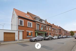 Een van top tot teen uiterst kwalitatief gerenoveerde woning bestaande uit inkomhal, apart toilet, lichtrijke woonkamer met open keuken, wasplaats en berging. Op de eerste verdieping is een ruime hoofdslaapkamer met dressing en prachtige badkamer. Op de 2de verdieping is een ruime bureauruimte/hobbykamer.  Overal voorzien van CV (aardgas), volledig nieuwe en conforme elektriciteit, zonnepanelen,... Uiterst energiezuinig! Naast de woning is een groot aangelegd ( én zuidgericht) terras met autostaanplaats die afgesloten zijn met een poort.  In het kader van de stedenbouwkundige verordening woonkwaliteit dient nog een overdekte fietsenstalling (voor 2 fietsen) voorzien te worden. Totale perceeloppervlakte: 80 m2. Ideale starterswoning of investering!