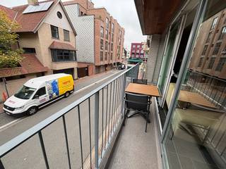 Appartement très spacieux et meublé avec trois chambres à louer dans la Boudewijnlaan à Knokke. Situé au premier étage. Très grand séjour avec terrasse, cuisine entièrement équipée, buanderie, douche séparée, salle de bains avec baignoire et trois chambres à coucher. Deuxième terrasse à l’arrière.<br /><br />Cave et local à vélos.<br /><br />Les charges sont à 50 € par mois.