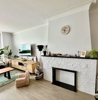 Bent u op zoek naar een uitzonderlijk ruim (94 m²), kwalitatief gerenoveerd appartement waar u werkelijk alleen nog uw koffers hoeft uit te pakken? <br /><br />Dit prachtig onderhouden 2-slaapkamerappartement in Deurne combineert modern wooncomfort met een uitstekende energieprestatie (EPC 114 kWh/m² - Label B!). <br />Met een gloednieuwe hypermoderne keuken, gerenoveerde badkamer en aparte gastentoilet, twee terrassen en een overvloed aan opbergruimte is dit een unieke kans op de markt!<br /><br />U komt binnen via de ruime inkomhal.<br />Aan de straatzijde bevindt zich de royale, open leefruimte die overloopt in de op maat gemaakte halfopen keuken. Stijlvol uitgevoerd in matzwart en wit, voorzien van een chic marmerlook werkblad en hoogwaardige Siemens-inbouwapparaturen (oven, combi-oven, koelkast, inductiekookplaat, afwasmachine). <br /><br />De hal geeft toegang tot de moderne badkamer, een aparte gastentoilet, een grote handige berging en twee comfortabele slaapkamers. De tweede slaapkamer geniet van een grote, kamerhoge raamdeur die rechtstreeks toegang geeft tot het balkon.<br /><br />Zowel aan de voorzijde (leefruimte) als aan de grote slaapkamer uitgerust met moderne, duurzame rolluiken die volledig werken op zonne-energie. Perfect voor totale verduistering, akoestische isolatie en natuurlijke koeling in de zomer!<br /><br />2 Private Kelders &amp; Lift<br /><br />Gemeenschappelijke kosten zijn 130euro per maand. Syndicus, elektriciteit gemeenschappelijke delen, blokpolis, onderhoud lift en gang, water (verdeelsleutel pp per appartement)<br /><br />Gelegen op een toplocatie: openbaar vervoer (tram) voor de deur, directe aansluiting naar de Antwerpse Ring en E313, en op wandelafstand van winkels, scholen en gezellige speelpleinen zoals het Rivierenhof.<br /><br />Vanaf september beschikbaar. <br /><br />Interesse?<br />📞 Neem contact op via 0474/37.60.55 of ✉️ stelamatkovic@gmail.com voor een afspraak ter plaatse.