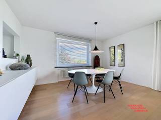 Dit prachtig appartement in Sint-Michiels biedt een comfortabele en elegante leefruimte in een aangename buurt. Het beschikt over een ruime, lichte woonkamer met veel natuurlijk daglicht, een moderne open keuken en een charmant balkon waar u heerlijk kunt ontspannen en genieten van het uitzicht. Daarnaast zijn er lichtarmaturen, stores en gordijnen aanwezig die extra sfeer en functionaliteit toevoegen. <br /><br />De 2 slaapkamers zijn royaal bemeten en voorzien van ingebouwde kasten, wat bijdraagt aan een sfeervolle en rustige slaapomgeving. Daarnaast beschikt de masterbedroom van een automatische lichtverduistering. Alsook is er een volledig ingerichte bureau aanwezig. Er is nog een extra ruimte aanwezig voor de was-en droogkast. De prachtige badkamer met dubbele lavabo is afgewerkt met hoogwaardig materiaal en uitgerust met eigentijdse voorzieningen die voldoen aan al uw wensen. Bovendien behoort een gelijkvloerse garagebox met automatische poort tot het appartement, wat extra comfort en veiligheid biedt. De locatie is zeer gunstig, vlakbij het centrum van Brugge, winkels en openbaar vervoer, wat het dagelijkse leven bijzonder gemakkelijk maakt.<br /><br />Dit appartement in Sint-Michiels combineert comfort, functionaliteit en een uitstekende ligging. Het is de ideale plek om na een drukke dag tot rust te komen en volop te genieten van het leven in een levendige, maar toch vredige omgeving. Een perfecte woonkeuze voor wie waarde hecht aan kwaliteit, stijl en gemak.<br /><br />€100 forfait A.O.
