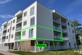 Ontdek dit prachtige nieuwbouwappartement, ideaal gelegen met vlotte aansluiting op de invalswegen en op fietsafstand van het bruisende centrum van Brugge. Winkels, openbaar vervoer en het ziekenhuis bevinden zich in de onmiddellijke nabijheid.<br /><br />Het appartement is instapklaar en maakt deel uit van een moderne nieuwbouwwijk. Bij binnenkomst word je verwelkomd in een lichtrijke, open leefruimte met ingerichte keuken en aansluitende berging. De woonkamer geeft uit op een gezellig terras met een prachtig zicht op groen. Daarnaast beschikt het appartement over twee volwaardige slaapkamers, een apart toilet en een stijlvolle badkamer met inloopdouche en wastafel. <br /><br />Een bijkomende troef is autostaanplaats in de ondergrondse parkeergarage. Verder zijn er zowel binnen als buiten fietsenbergingen voorzien.<br /><br />Beschikbaar: 1 september 2026<br /><br />Gemeenschappelijke kost: €75/maand <br /><br />Interesse? Neem dan nu contact op via onze website of brugge@immofrancois.be!<br /><br />
