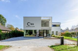 Deze uitzonderlijke <strong>villa met handelspand</strong> (momenteel ingericht als kapsalon) beschikt over een <strong>bruikbare vloeroppervlakte van ca. 352 m²</strong> en is gelegen in <strong>Mariakerke</strong> op een perceel van maar liefst <strong>1.181 m²</strong>. De woning geniet bovendien van een zuidgerichte oriëntatie.<br /><br />Het betreft een <strong>vernieuwbouw uit 2017</strong>, gerealiseerd met oog voor <strong>kwaliteit en duurzaamheid</strong>. De woning is uitgerust met aluminium ramen met dubbele beglazing, ventilatie type D, <strong>domotica</strong>, zonnescreens, <strong>vloerverwarming</strong> op zowel het gelijkvloers als de verdieping, een <strong>zonneboiler</strong> en volledig vernieuwde technieken. In 2020 werden bovendien <strong>43 zonnepanelen</strong> geplaatst. Dit resulteert in een uitstekende EPC-score van 91 kWh/m²/jaar (<strong>label A</strong>). Dit attest dateert van vóór het plaatsen van de zonnepanelen.<br /><br />De <strong>handelsruimte aan de voorzijde</strong> op het gelijkvloers is momenteel ingericht als kapsalon en heeft een oppervlakte van ca. 45 m². Deze ruimte kan perfect worden ingericht als ruimte voor een vrij beroep of praktijk, maar kan evengoed worden omgebouwd tot een inpandige dubbele garage. De nodige structuur en openingen hiervoor zijn reeds voorzien.<br /><br />Via de afzonderlijke inkomhal met gastentoilet is er toegang tot de zeer ruime woonkamer met eetplaats, die in verbinding staat met de <strong>volledig geïnstalleerde keuken</strong>. De berging/wasplaats, grenzend aan de keuken, geeft toegang tot de <strong>bijzonder ruime kelder</strong>. De woning is namelijk volledig onderkelderd. In de kelder bevinden zich aan de ene zijde de technische installaties, terwijl de andere zijde momenteel is ingericht als mancave.<br /><br />De aangelegde tuin beschikt over een <strong>overdekt terras</strong> dat volledig kan worden afgesloten, evenals een tuinhuis met carport aan de linkerzijde van het perceel.<br /><br />Op de eerste verdieping bevinden zich de <strong>masterbedroom met dressing</strong>, twee kinderkamers met een afzonderlijke badkamer, een logeerkamer, een bureauruimte (die als 5de slaapkamer kan dienen) en een tweede badkamer met ligbad en douche.<br /><br />Wenst u zelf de vele kwaliteiten en troeven van deze unieke villa te ontdekken? Neem dan contact op met Theo voor een bezoek ter plaatse via theo@convas.be.