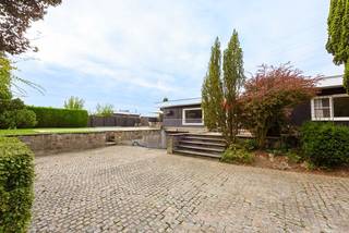 Deze gelijkvloerse woning combineert ruimte, licht en privacy op een ideale locatie vlak bij het centrum van Vichte.De lichtrijke woonkamer met...