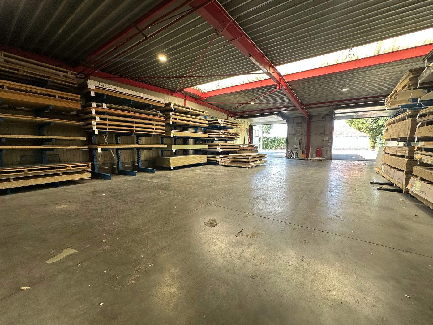 Strategisch gelegen bedrijfsgebouw van +/- 1.850 m² op perceel van +/- 3.450 m² nabij E17 - photo 5